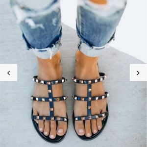 💚NIB Rockstud caged flat sandals size 6/ 6.5